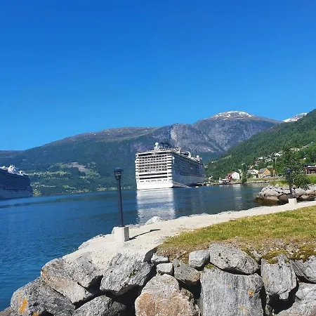 Sjarmerende Feriehus I Olden Rett Ved Fjorden Stryn Exterior photo