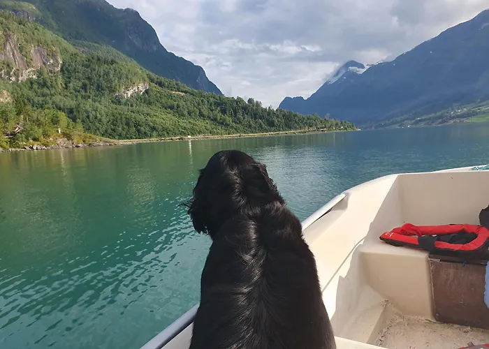 Sjarmerende Feriehus I Olden Rett Ved Fjorden
