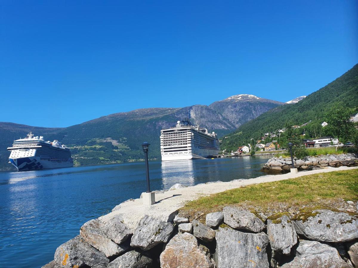 Sjarmerende I Olden Rett Ved Fjorden Feriehus